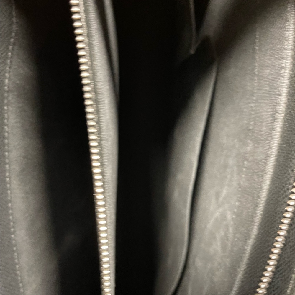 Louis Vuitton mens office bag. Slight Wear but in very good condition. - Picture 6 of 8